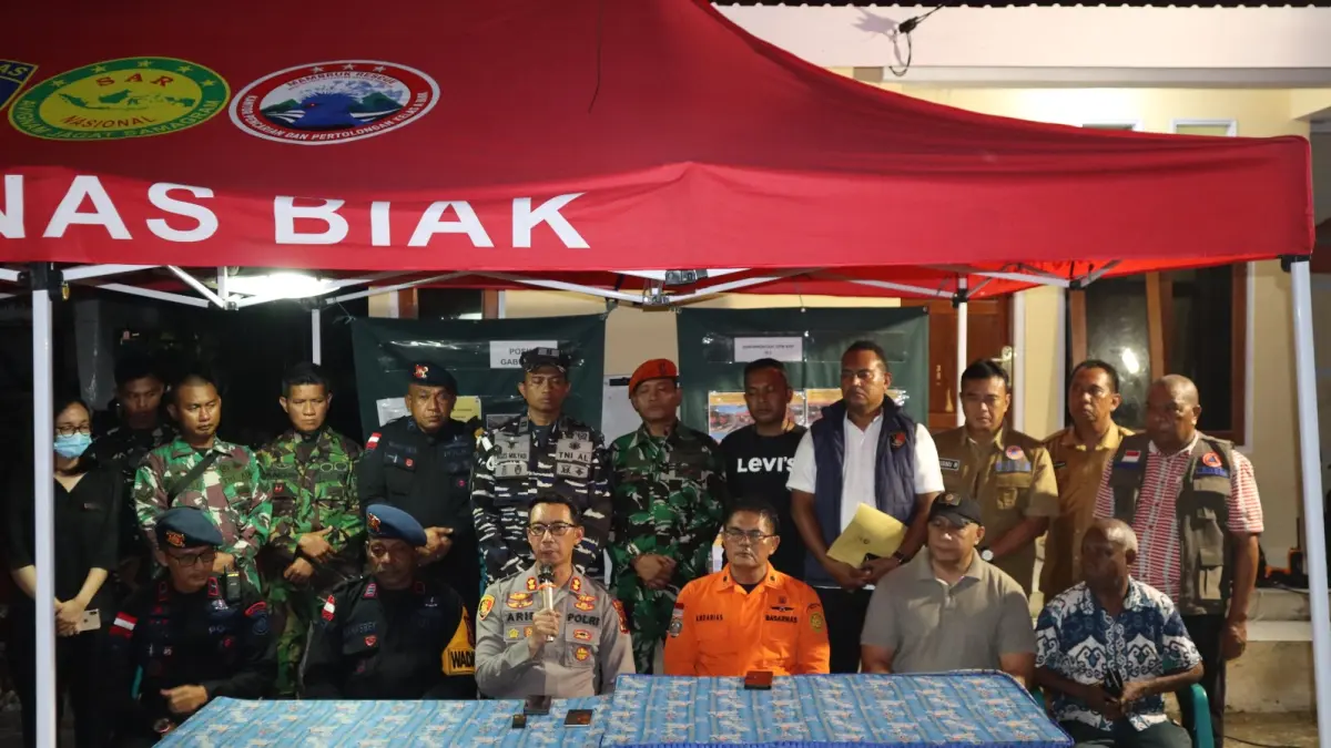 Suasana jumpa Pers dipimpin oleh Kapolres Biak AKBP Ari Trestiawan bersama pihak-pihak yang terlibat dari Polri/TNI, Pemerintah Daerah menyampaikan update terkini dari ledakan Bom Peninggalan PD II di Biak, Selasa malam (2/6).&nbsp;
