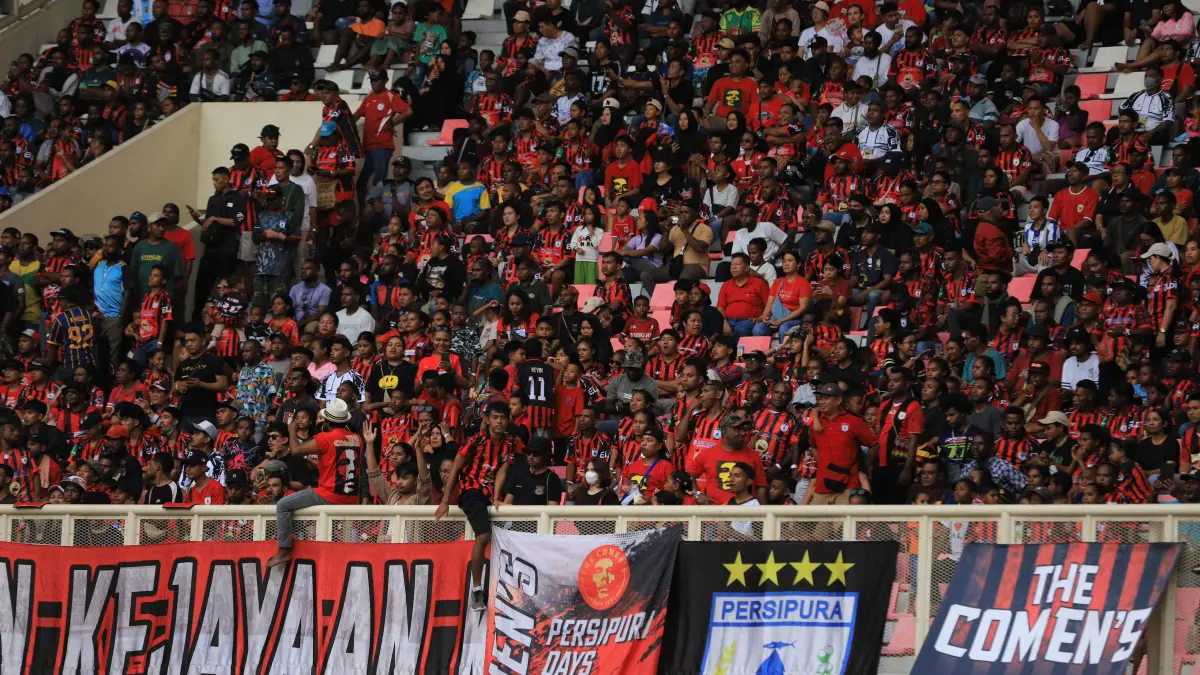 Tampak suporter Persipura saat memberikan dukungan di Stadion Lukas Enembe beberapa hari lalu. (CEPOSONLINE.COM/ERIANTO).