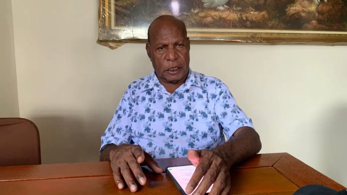 Tokoh Masyarakat Kamoro, Marianus Maknaipeku saat ditemui pada Rabu (3/6/2026). (Foto: CEPOSONLINE.COM/MOH. WAHYU WELERUBUN).