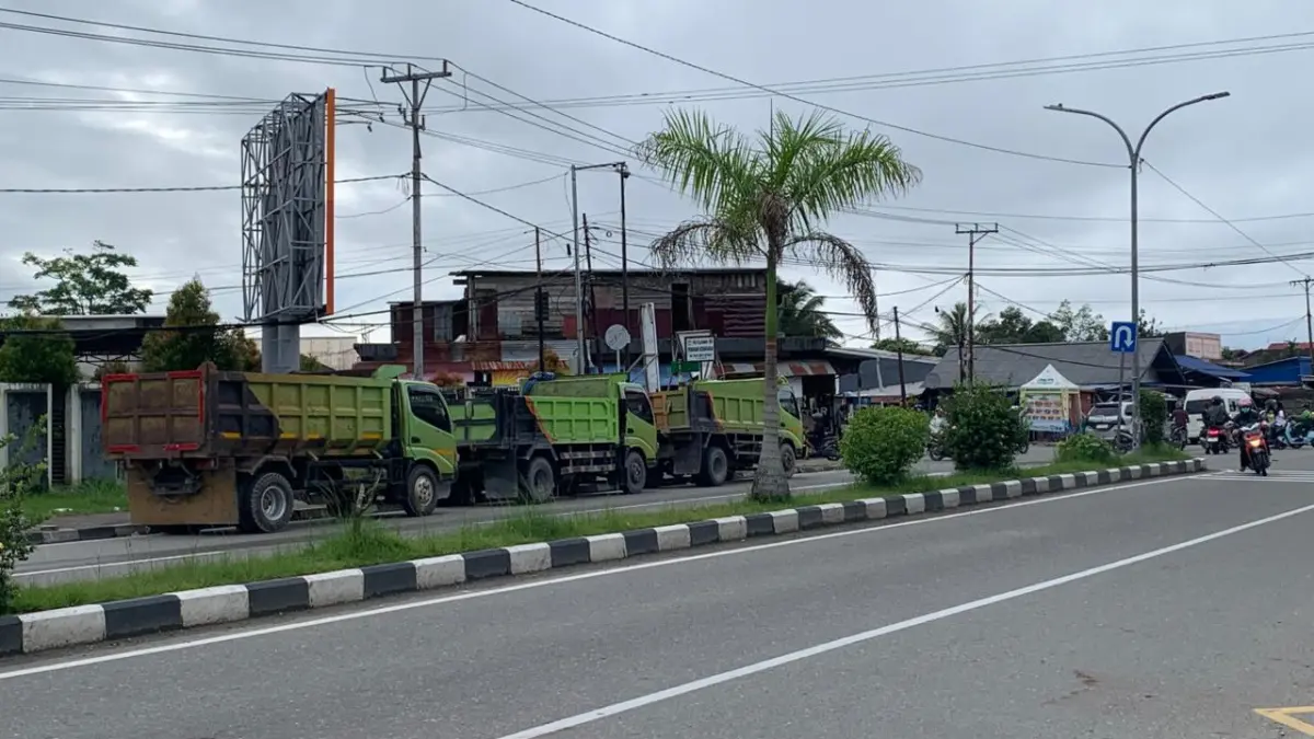  Truk yang terlihat mengantri hingga di depan Puskesmas SP 2, Mimika, Papua Tengah, Rabu (3/6/2026). (Foto: CEPOSONLINE.COM/MOH. WAHYU WELERUBUN).