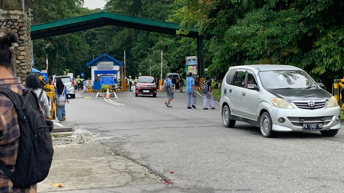 Akses masuk Kuala Kencana yang terpantau kembali normal pada Kamis pagi (4/6/2026). CEPOSONLINE.COM/MOH. WAHYU WELERUBUN).&nbsp;
