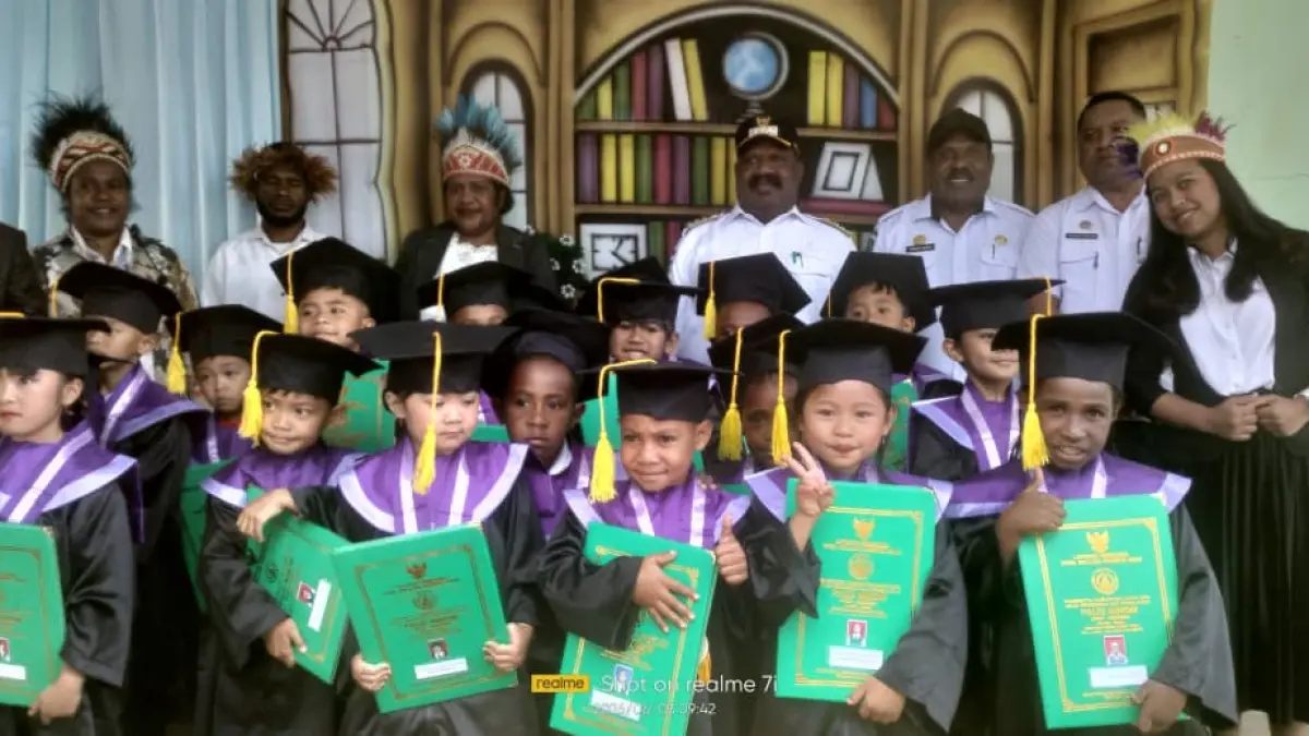 Bupati Aletinus Yigibalom saat berfoto bersama para siswa Paud Ninom yang lulus pada Rabu, 3 Juni 2026. (Humas Pemkab Lanny Jaya)