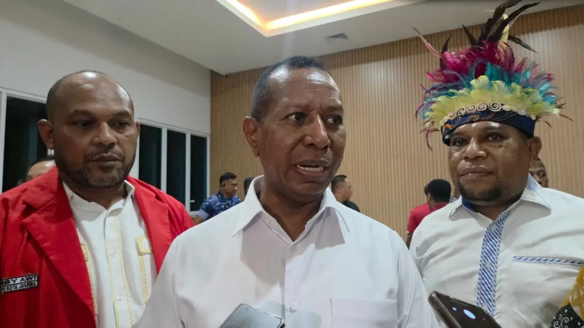 Gubernur Papua, Apolo Safanpo.(Ceposonline.com/Elfira).
