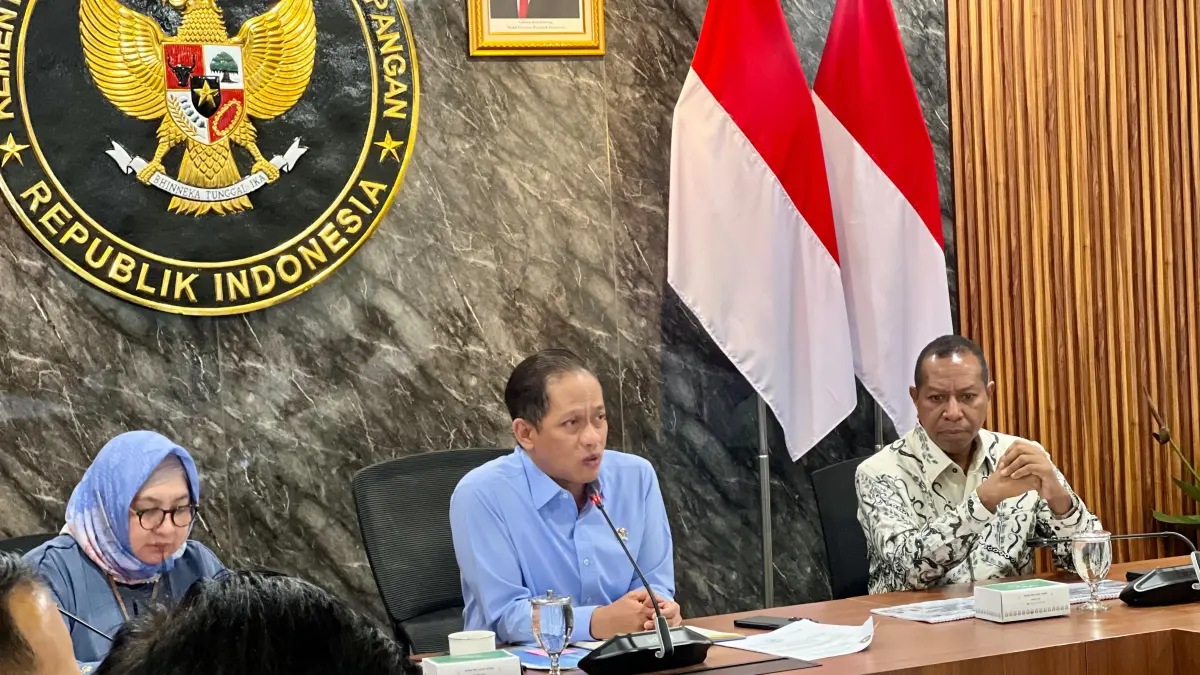 Gubernur Papua Selatan, Apolo Safanpo bersama Wamen Koordinator Bidang Pangan saat membahas kawasan swasembada pangan di Papua Selatan, di Jakarta, Rabu (3/6/2026).(Biro Umum Papsel/Ceposonline.com)&nbsp;