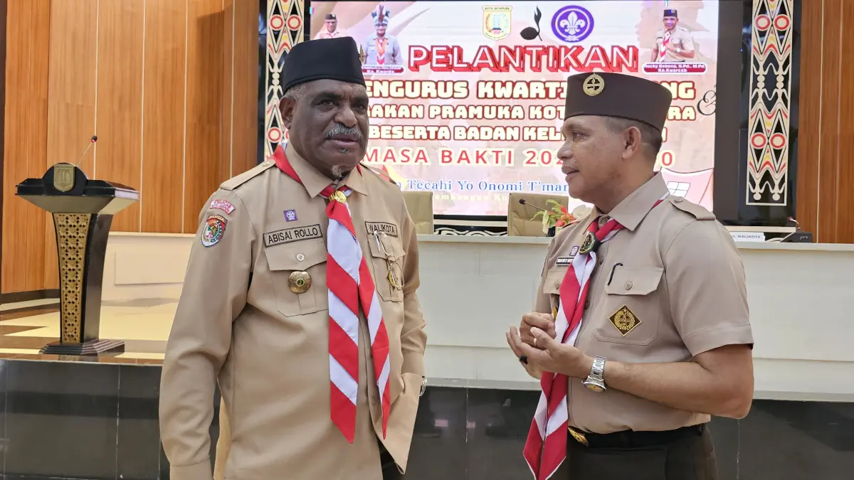Kepala Dinas Pendidikan Kota Jayapura, Rocky Bebena saat berbincang dengan Wali Kota Jayapura, Abisai Rollo. (CEPOSONLINW.COM/HANS PALEN).