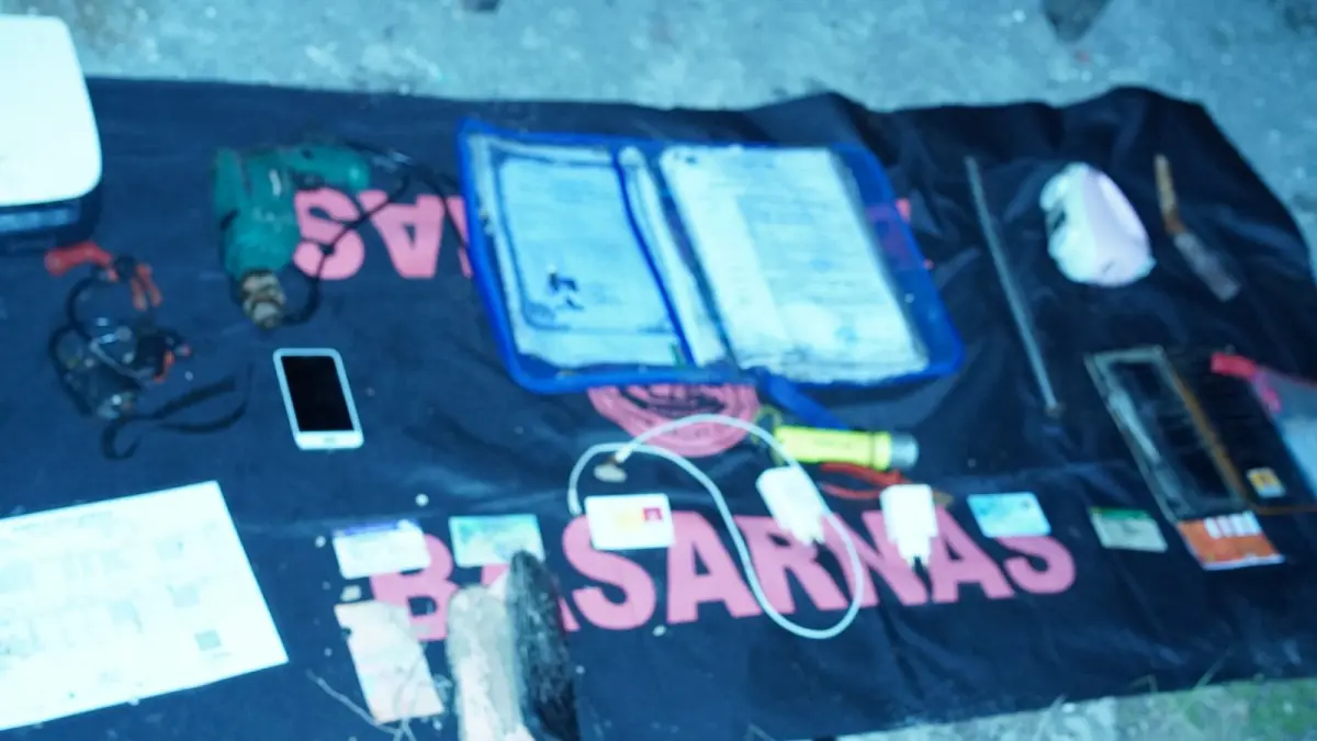 Barang Bukti yang ditemukan pada H+5 pada Ring I di lokasi ledakan dugaan Bom Martir Peninggalan PD II di Biak, Jumat (5/6/2026).