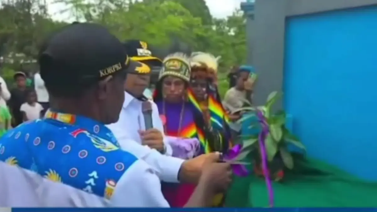 Bupati Yalimo Nahor Nekwek ketika meresmikan gedung baru SD Negeri Binaan Bulmu Maniek di Distrik Elelim Rabu (3/6/2026). (CEPOSONLINE.COM/HUMAS) 