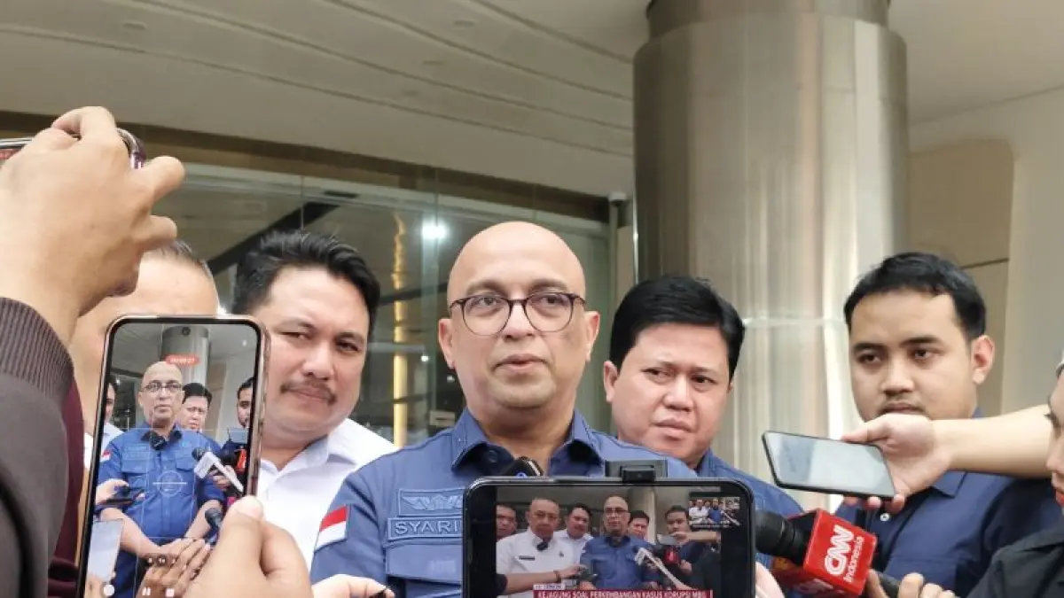 Direktur Penyidikan (Dirdik) Jaksa Agung Muda Bidang Tindak Pidana Khusus (Jampidsus) Kejagung Syarief Sulaeman Nahdi (tengah) memberikan keterangan pers di Gedung Jampidsus Kejagung, Jakarta, Kamis (4/6/2026).&nbsp;(Ceposonline.com/ANTARA/Nadia Putri Rahmani)