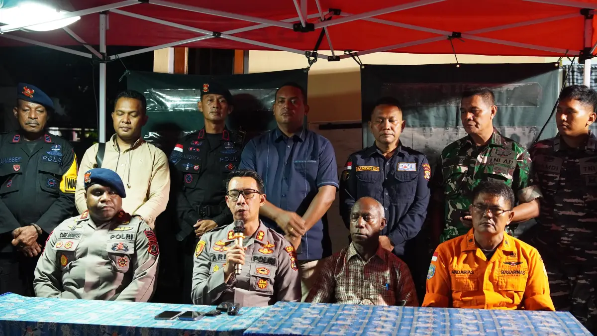 Kapolres Biak Numfor AKBP Ari Trestiawan memberikan keterangan dalam jumpa pers di TKP Ledakan, Kamis malam (4/6/2026).&nbsp; (CEPOSONLINE.COM/ISMAIL) 