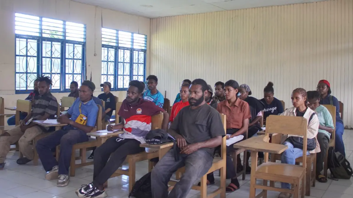 Mahasiswa USWIM yang tergabung dalam Komite Persiapan UKM Pers mengikuti diskusi publik di Kampus USWIM Nabire. (CEPOSONLINE.COM/ISTIMEWA)
