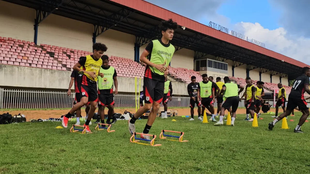 Reno Salampessy saat menjalani latihan bersama Persipura. (CEPOSONLINE.COM/HANS PALEN).
