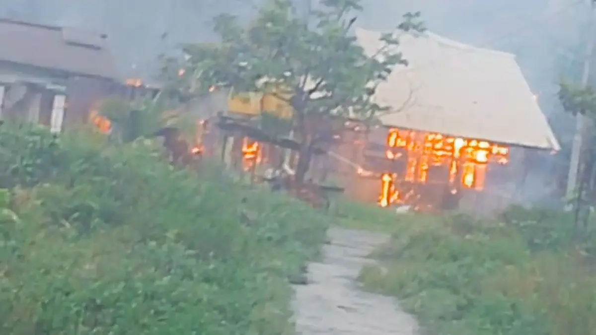 Rumah dan Gedung Kesehatan serta sekolah di Distrik Mangelum Boven Digoel Papua Selatan diklaim dibakar oleh TNPB Kodap Yahukimo pada Kamis (4/6/2026) (CEPOSONLINE.COM/Jubir TPNB)