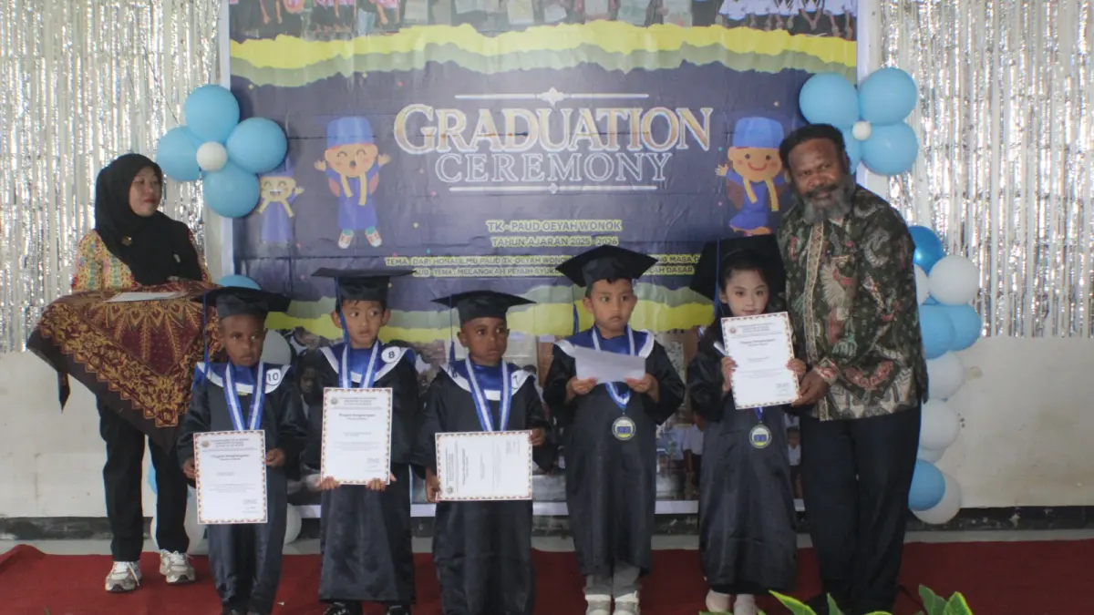 Bupati Tolikara, Willem Wandik, yang juga bertindak sebagai Pembina Yayasan TK PAUD Oyea Wonok menghadiri acara penamatan tahun ajaran 2025–2026 di sekolah, Sabtu (6/6/2026) (Ceposonline.com/Dismkomdigi Tolikara)