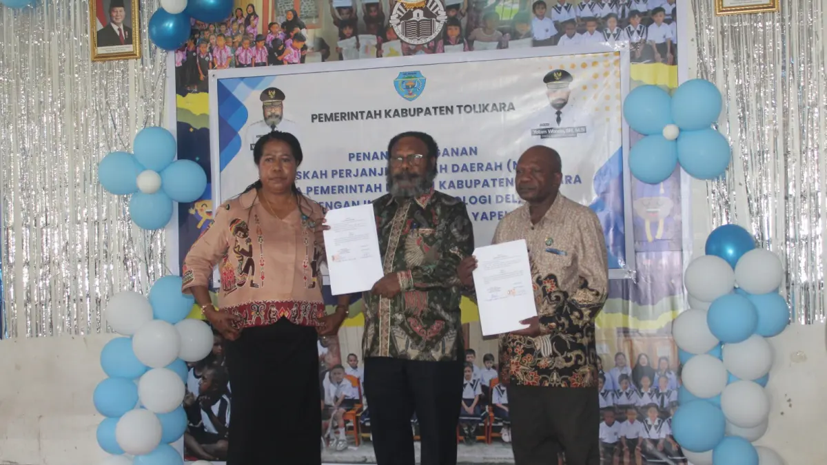Penandatanganan hibah bagi sejumlah lembaga pendidikan yang dipimpin Bupati Tolikara Willem Wandik di Aula Tagananok, Karubaga, Sabtu (6/6/2026). (Ceposonline.com/Dismkomdigi Tolikara)