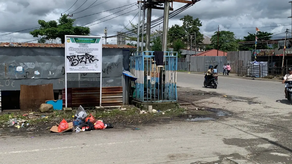 Salah satu tempat sampah di Jalan Restu, Kelurahan Timika Indah, Distrik Mimika Baru, Mimika. (CEPOSONLINE.COM/MOH. WAHYU WELERUBUN).&nbsp;