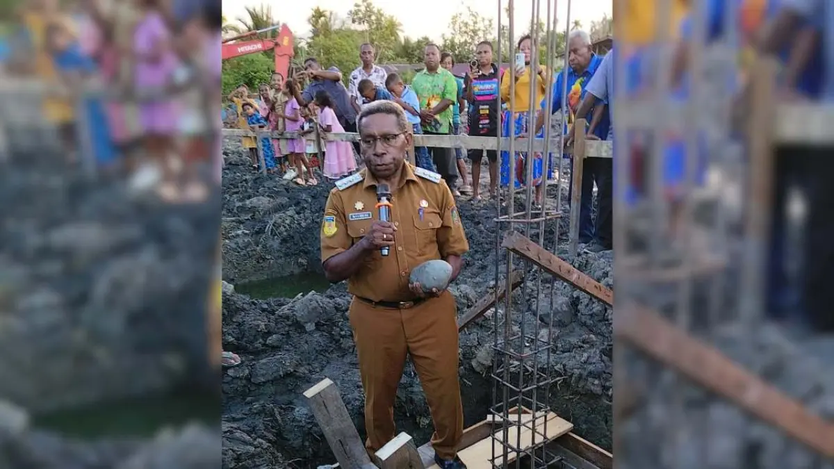 Bupati Waropen, Drs. Fransiscus Xaverius Mote, M.Si saat meletakkan batu penjuru pembangunan Gereja GPdP Jemaat Alfa Omega Community Kampung Sanggei, Distrik Urfas, Senin (8/6/2026).
(Ceposonline.com/Ismail)
