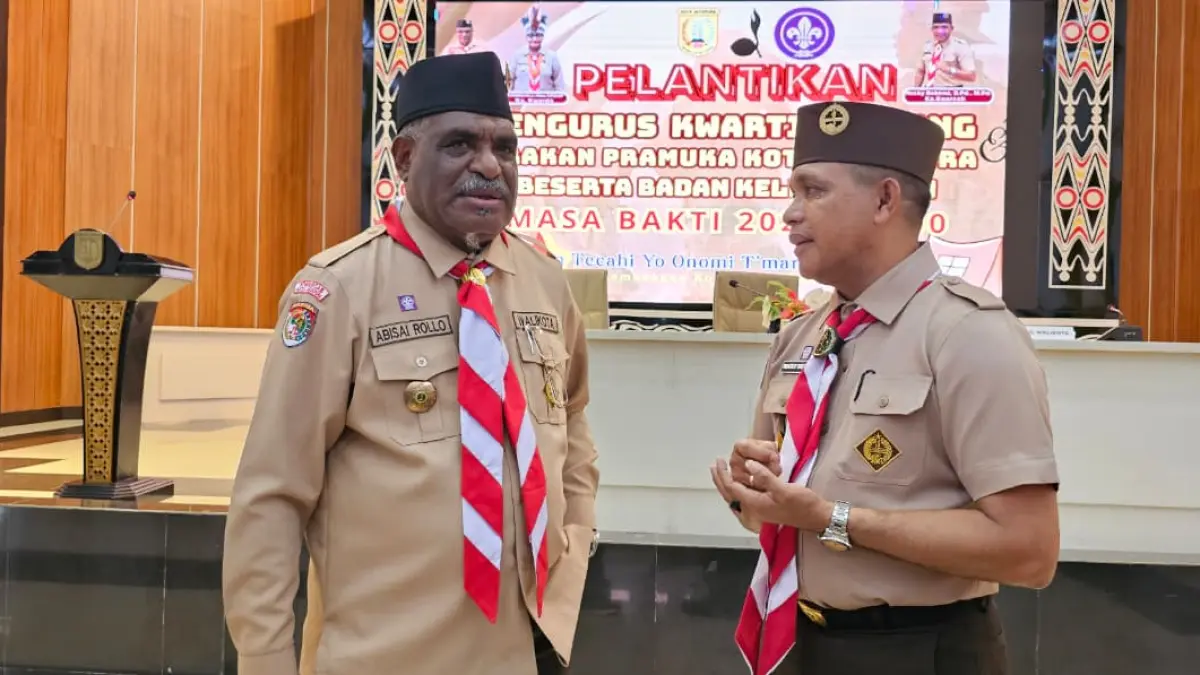 Kepala Dinas Pendidikan Kota Jayapura, Rocky Bebena saat berbincang dengan Wali Kota Jayapura, Abisai Rollo. (CEPOSONLINE.COM/HANS PALEN).