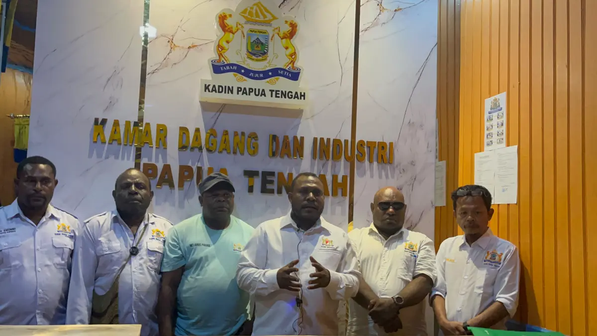 Ketua Kadin Papua Tengah, Alexander Gonzales Gobai didampingi beberapa anggota KADIN saat memberikan keterangan Pers beberapa waktu lalu. (CEPOSONLINE.COM/THERESIA F. TEKEGE)