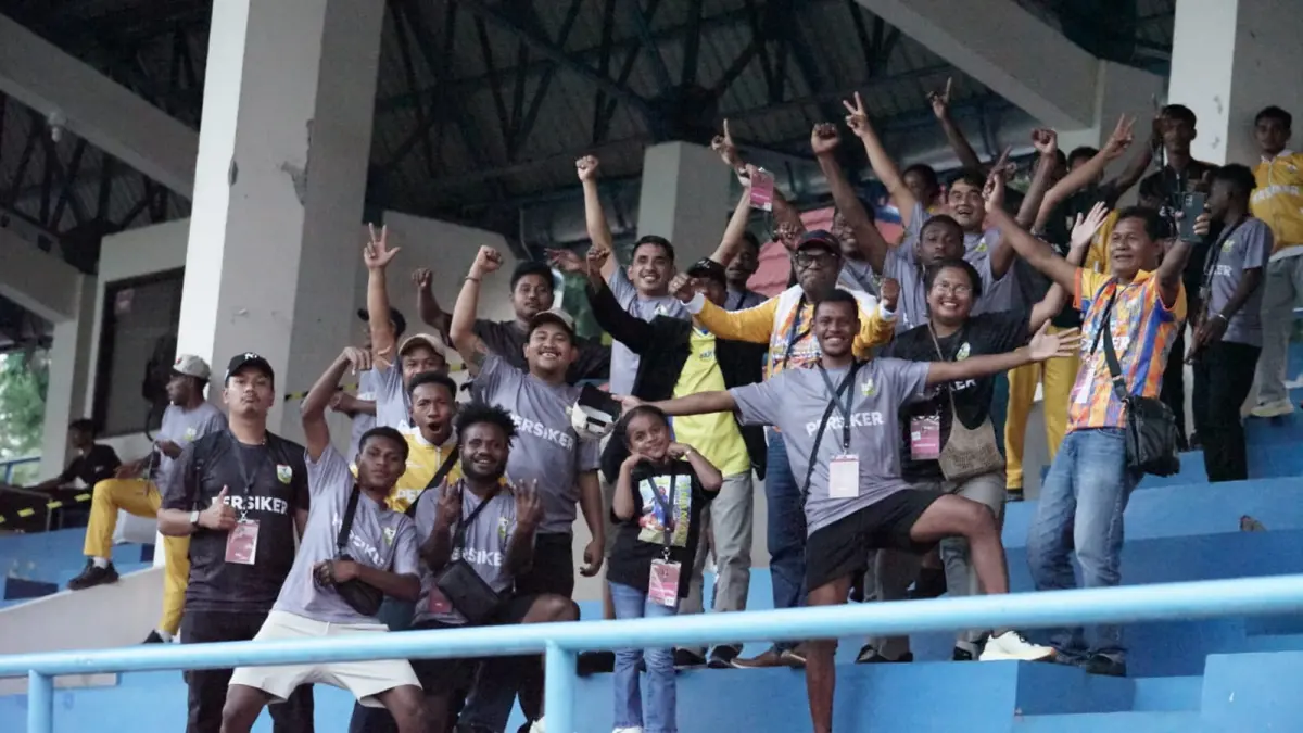 Ketua Umum Persiker, Piter Gusbager saat menyaksikan langsung pertandingan Persiker versus Perslotim di Stadion UNS Surakarta, Jawa Tengah, Sabtu (6/6/2026). (Ceposonline.com/ISTIMEWA).