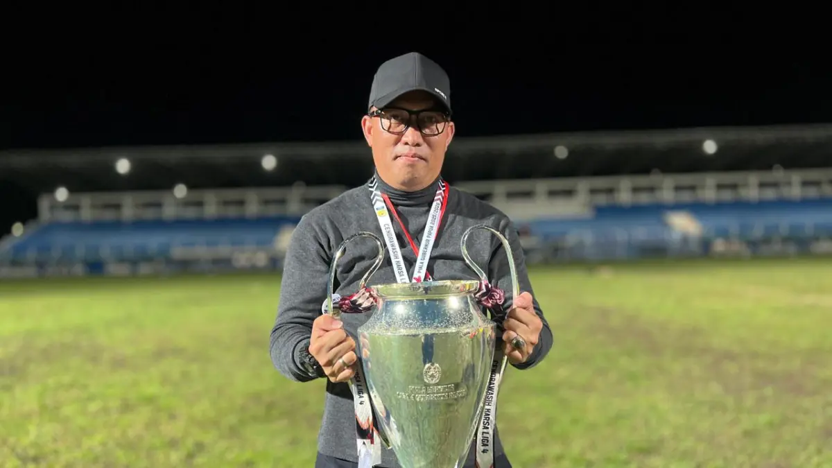 Mohamad Efendi Jaya saat mengangkat trophy juara Liga 4 zona Papua 2025/2026 pada 8 April 2026 lalu di Stadion Barnabas Youwe Sentani, Kabupaten Jayapura. (CEPOSONLINE.COM/ERIANTO).