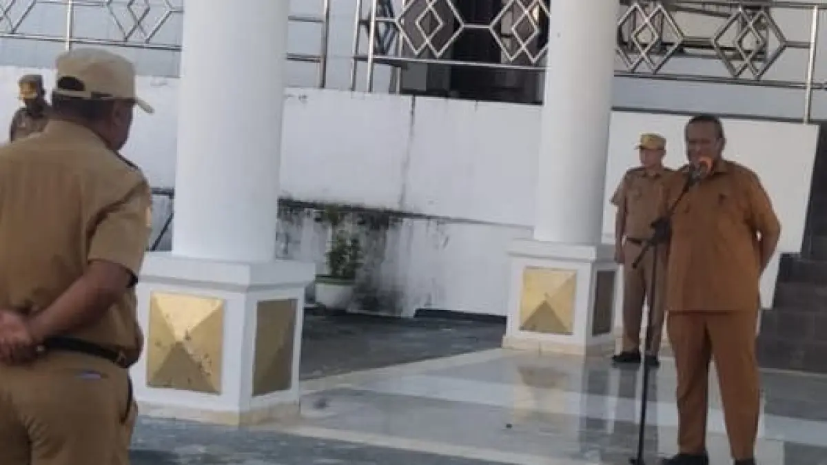 Sekda SARMI Eduard Dimomonmau memimpin apel perdana bulan Juni 2026 di lapangan upacara Kantor Bupati Sarmi, Senin(8/6/2026)
(CEPOSONLINE.COM/VICKY AMBANI)
