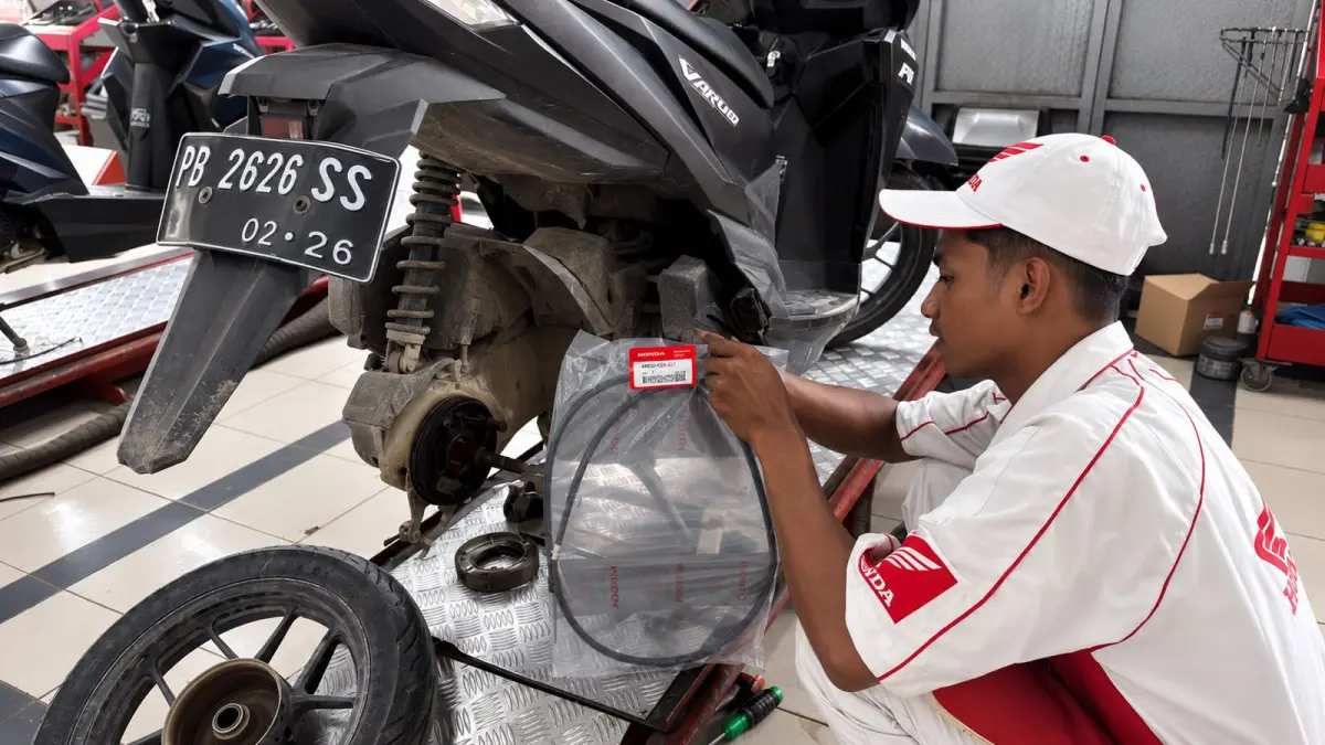 Teknisi Astra Motor Papua mengecek kabel rem demi menjaga keselamatan dalam berkendara. (Ceposonline.com/Astra Motor Papua).