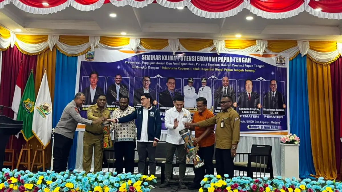 Ketua KADIN Papua Tengah, Alexander Gonzales Gobai (Batik Putih) bersama forkopimda dan perwakilan KADIN Indonesia saat toki Tifa Membuka kegiatan seminar dan peluncuran Koperasi Honai Papua Tengah Terang di Aula LPP RRI Nabire. (CEPOSONLINE.COM/THERESIA F. TEKEGE)