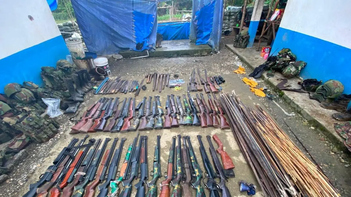 Barang bukti senjata tajam dan sejumlah senapan hasil razia. (Foto: Koops TNI Habema).