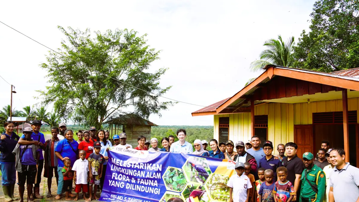 Foto bersama PT TSE Group dengan warga di Kampung Obinangge usai kegiatan. (ISTIMEWA) 