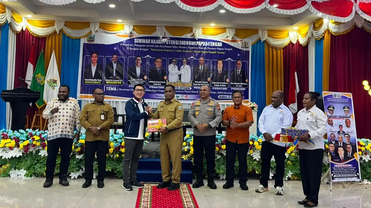 Asisten III Bidang Administrasi Umum Setda Papua Tengah, Victor Fun saat membuka kegiatan Seminar Kajian Potensi Ekonomi Papua Tengah yang dirangkaikan dengan peluncuran Koperasi Induk Honai Papua Tengah Terang di Aula LPP RRI Nabire, Selasa (9/6/2026).
(CEPOSONLINE.COM/THERESIA F. TEKEGE)
