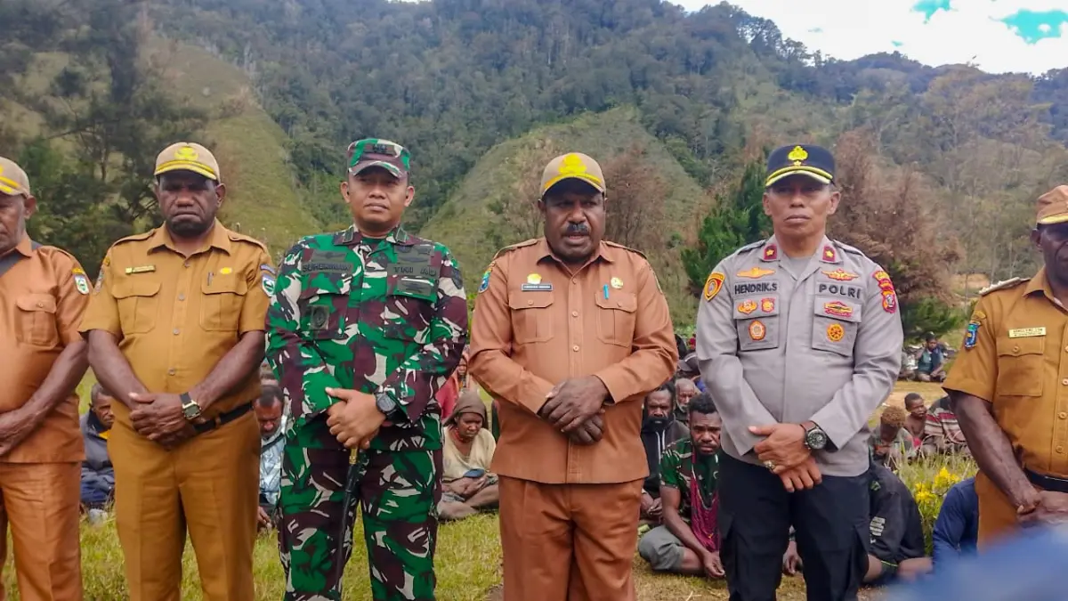 Sekda Lanny Jaya, Tendien Wenda bersama Kapolres Lanny Jaya, Dandim 1713 Lanny Jaya,DPRK,Jajaran pimpinan OPD, dan Kadistrik Melagi berfoto bersama usai mengecek ke TKP.&nbsp;(HUMAS) 