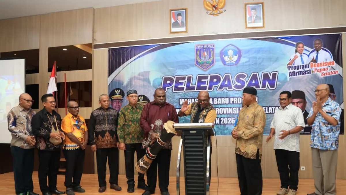 Sekda Papua Selatan Ferdinandus Kainakaimu bersama pejabat lingkup Papua Selatan saat melepas 45 mahasiswa penerima beasiswa afirmasi, Senin (8/6)&nbsp;
(Biro Umum Setda Papsel/Ceposonline.com)&nbsp;