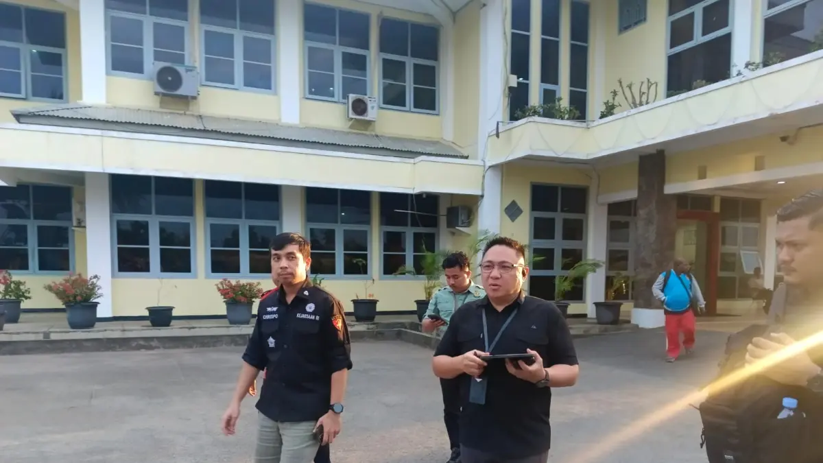 Tim Penyidik Kejaksaan Negeri Merauke seusai melakukan penggeledahan di Rektorat Universitas Negeri Musamus Merauke, Selasa (9/6/2026)

(Sulo/Ceposonline.,com)