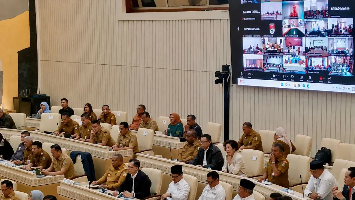 Wakil Gubernur Papua, Aryoko Rumaropen (baju keki) saat menghadiri Rapat Dengar Pendapat Umum bersama Komisi II DPR RI, Mendagri dan MenPANRB di Gedung Nusantara, Kompleks Parlemen Senayan, Jakarta, Senin (8/6/2026).(Ceposonline.com/Humas Pemprov).