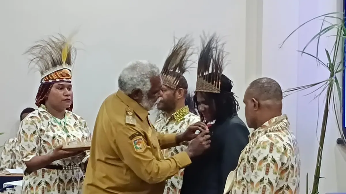 Wakil Gubernur Papua Selatan Paskalis Imadawa saat melantik Badan Pengurus Pusat Ikatan Pedagang Pasar Mama-mama Asli Papua Provinsi Papua Selatan, Selasa (9/6/2026) &nbsp; &nbsp;
(Sulo/Ceposonline.com)&nbsp;