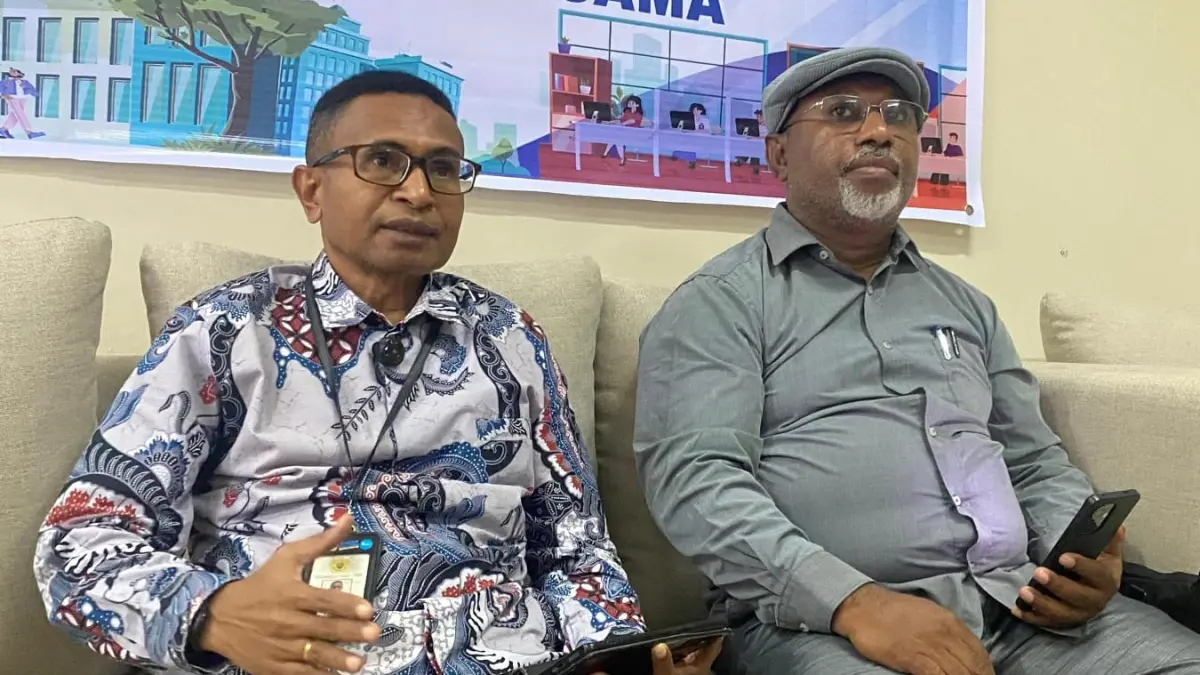 &nbsp;Warek l Uncen didampingi Kabag kemahasiswaan saat menggelar jumpa pers di kampus setempat, Selasa (9/6/2026)