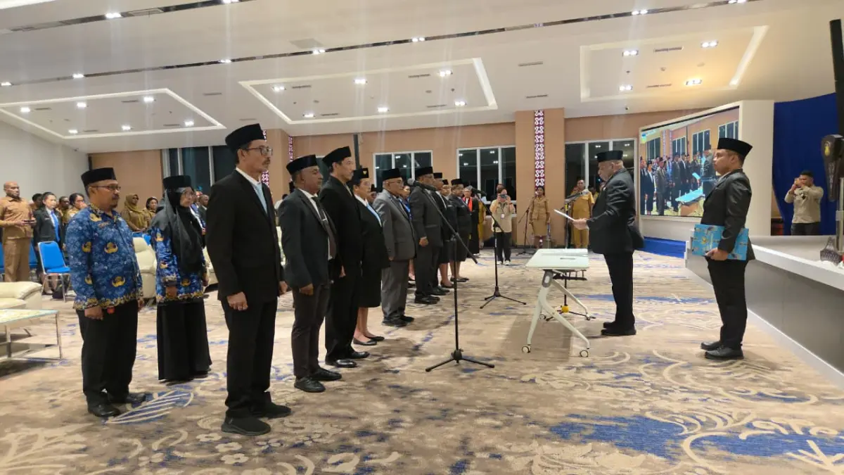 Gubernur Papua, Mathius D Fakhiri saat melantik 20 pejabat di lingkungan Pemprov terdiri dari tujuh Pejabat Pimpinan Tinggi Pratama, tiga Pejabat Administrator, dan 10 Pejabat Pengawas, di Kantor Gubernur Papua, Selasa (9/6/2026). (Ceposonline.com/Elfira)