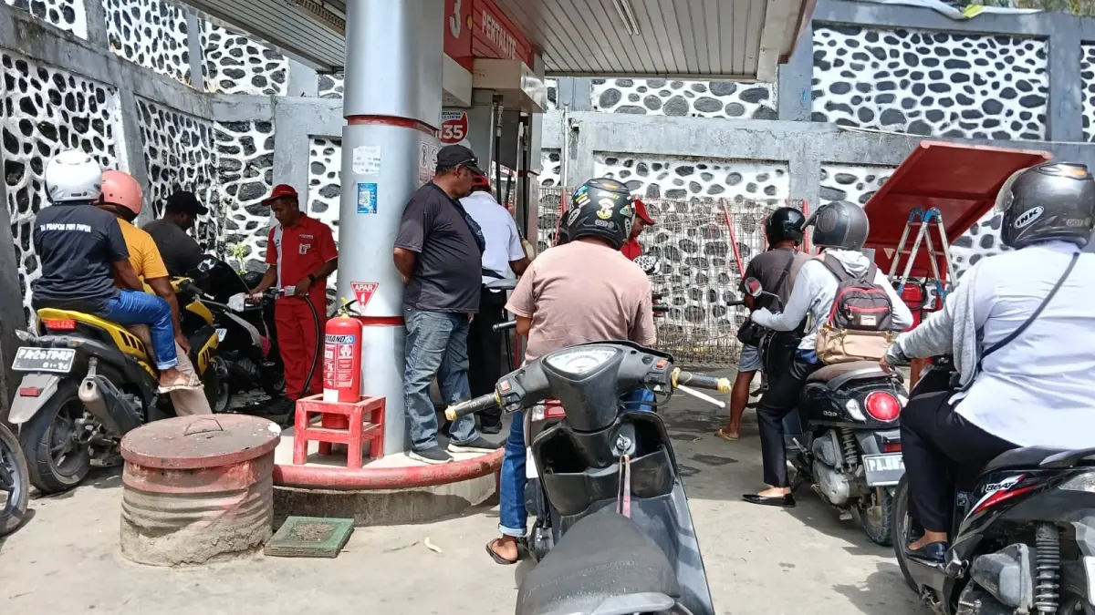 Kendaraan saat antre dalam mengisi BBM di SPBU Nagoya, Kota Jayapura. Pertamina Patra Niaga melakukan penyesuaian harga jual BBM non subsidi untuk produk Pertamax dan Pertamax Green mulai 

(Ceposonline.com/Istimewa)

