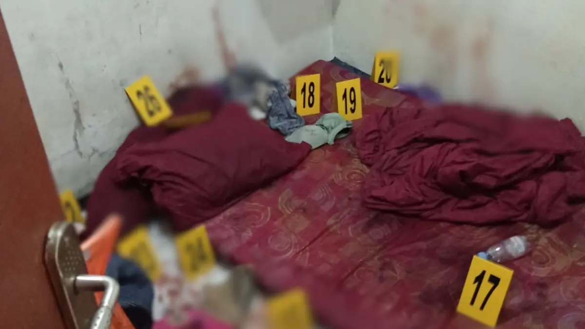 Nampak kamar kos korban yang dipenuhi darah. Aparat Kepolisian juga sudah melakukan olah TKP. (CEPOSNLINE.COM/HUMAS POLRESTA).
