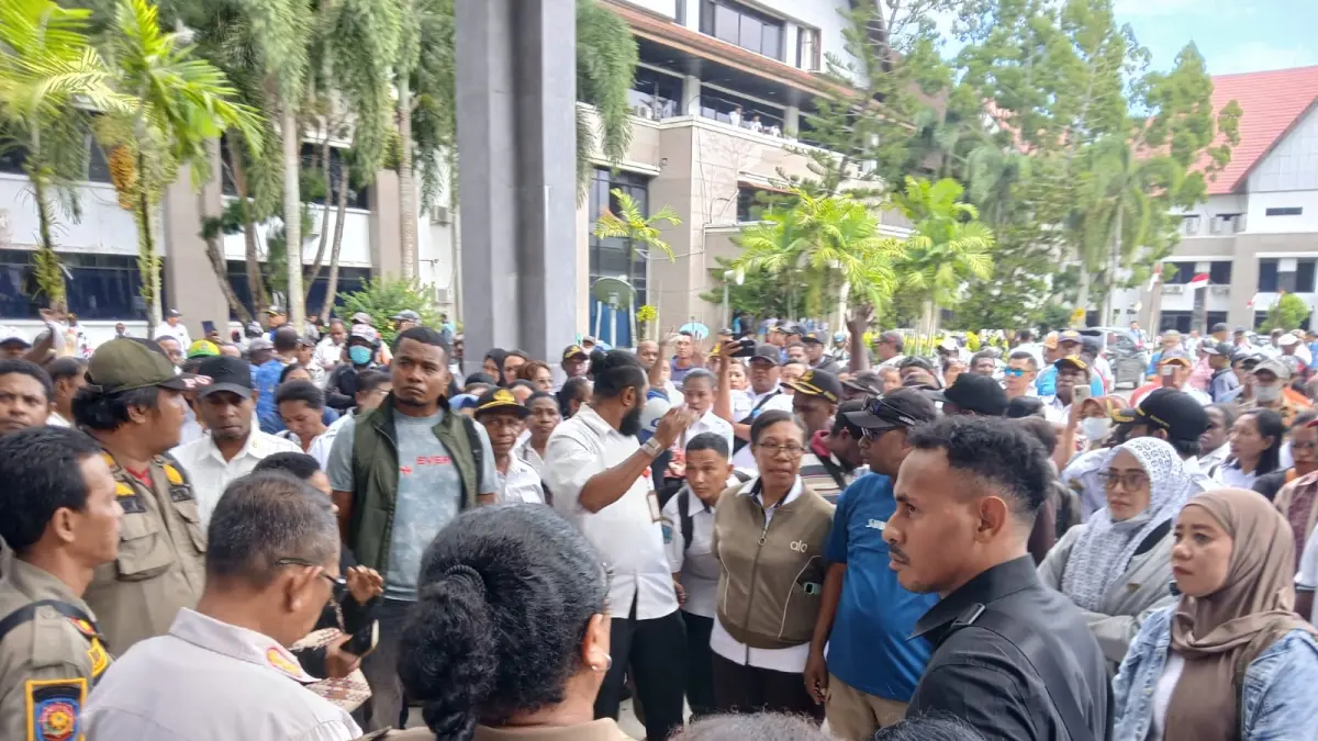 ratusan pegawai PPPK menggelar aksi penyampaian aspirasi di depan Gedung LJ Kantor Wali Kota Sorong, Rabu (10/6/2026). Foto: Fauzia/cepos