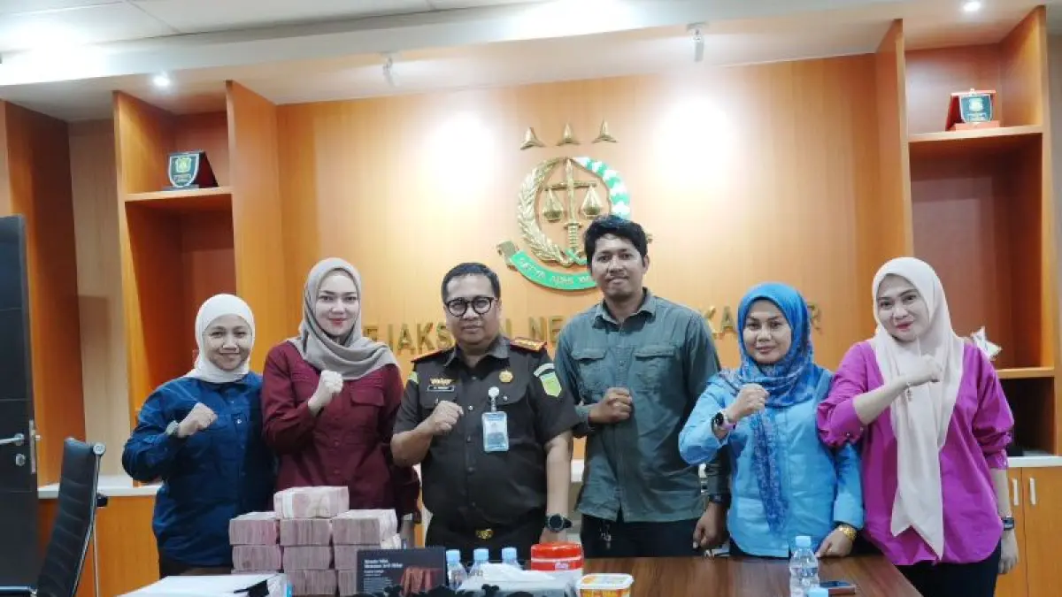 Kepala Kejari Makassar Andi Panca Sakti (tiga kiri) berfoto bersama perwakilan keluarga Mira Hayati, Rusli (tiga kanan) beserta jajaran tim JPU, penasihat hukum terpidana, perwakilan bank, seusai proses penyetoran uang pidana denda Rp1 miliar di Kantor Kejaksaan Negeri Makassar, Sulawesi Selatan, Rabu (10/6/2026).
(Ceposonline.com/ ANTARA/HO-Dokumentasi Kejari Makassar)