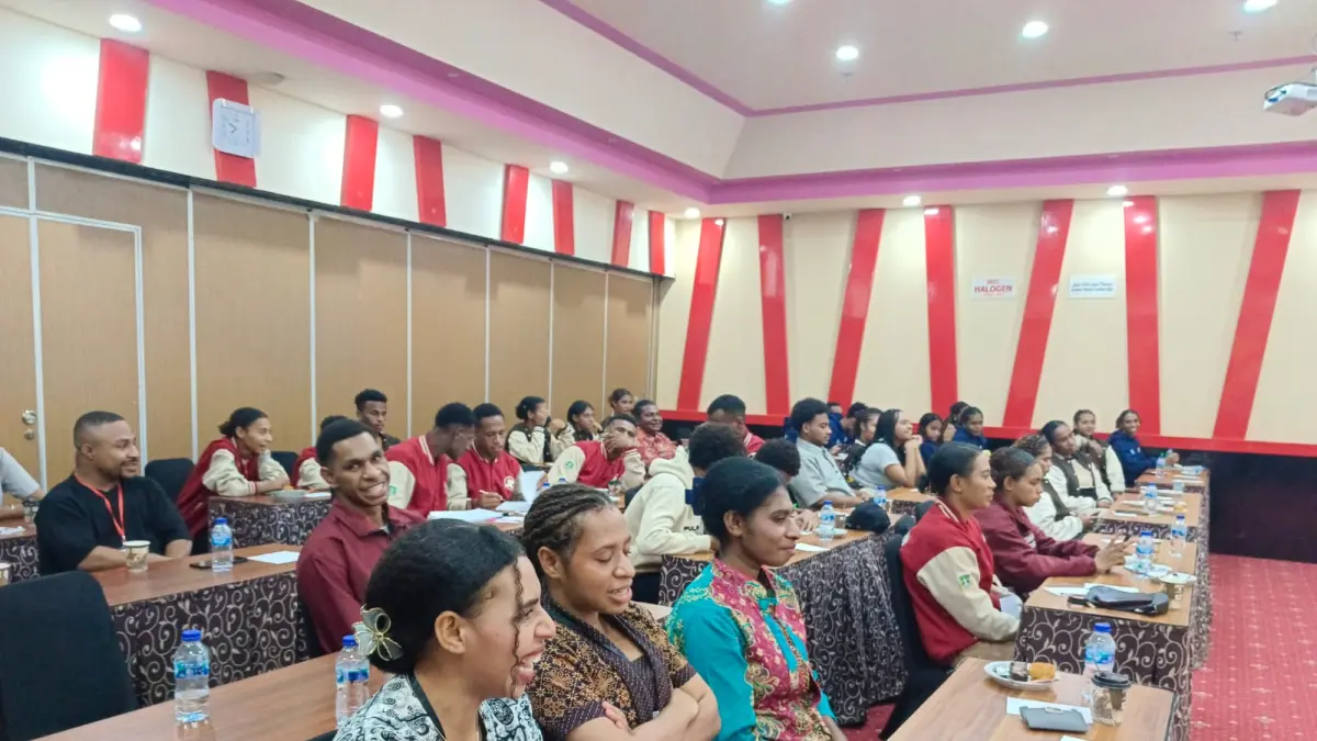 Anak-anak Program Adem yang telah berhasil menyelesaikan studinya selama tiga tahun di SMA, saat kembali ke Merauke, Kamis (11/6/20226).(Sulo/Ceposonline.com) 
