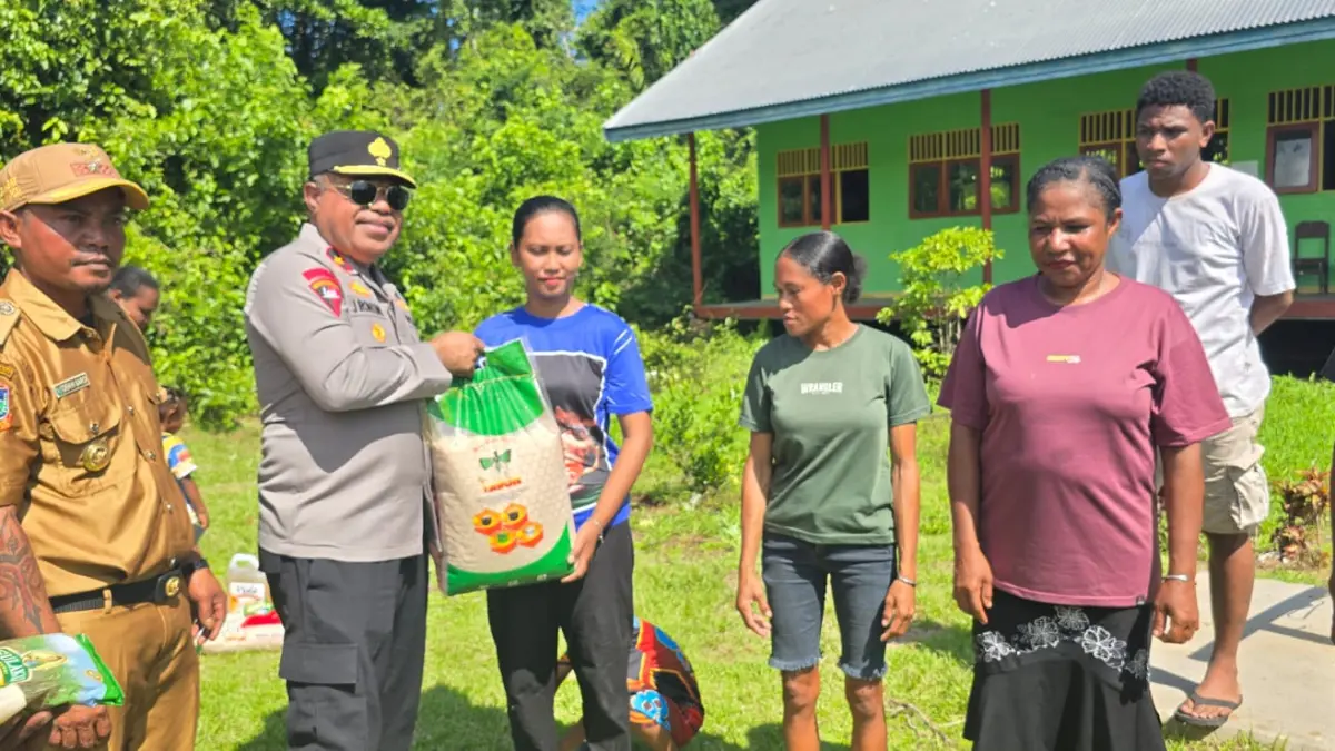 Kapolda Papua Tengah, Brigjen Pol. Jermias Rontini saat memberikan bantuan bahan makanan dan peternakan kepada masyarakat di Distrik Wapoga, Kabupaten Nabire. (CEPOSONLINE.COM/Humas Polda Papua Tengah).