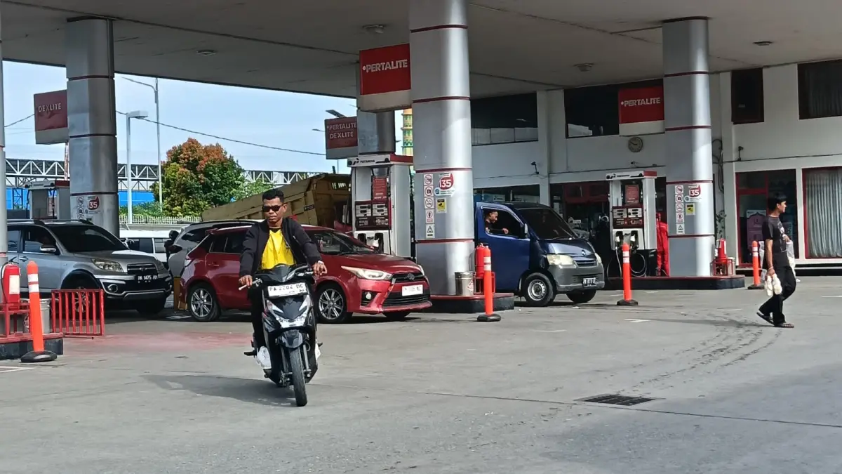 Kendaraan mengantre di SPBU Entrop, Jayapura, Kamis (11/6/2026). Pertamina memastikan ketersediaan Pertalite tetap aman dan distribusinya terus diawasi menyusul kenaikan harga BBM non-subsidi.(Ceposonline.com/Priyadi).