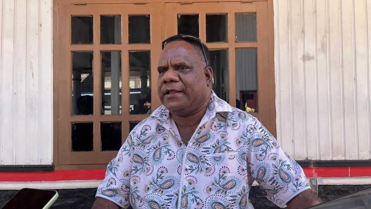 Kepala Bapperinda Papua Tengah, Eliezer Yogi Saat Memberikan keterangan kepada pers. (CEPOSONLINE.COM/THERESIA F. TEKEGE)