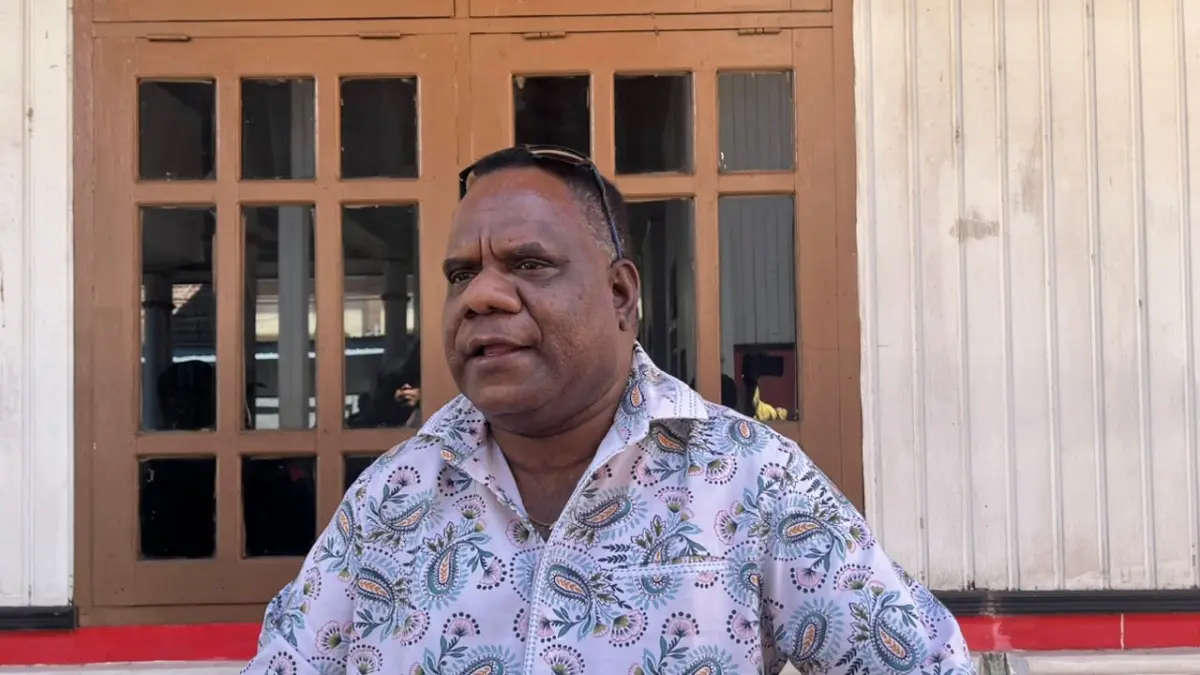 Kepala Bapperinda Papua Tengah, Eliezer Yogi saat memberikan keterangan pers. (CEPOSONLINE.COM/THERESIA F. TEKEGE).