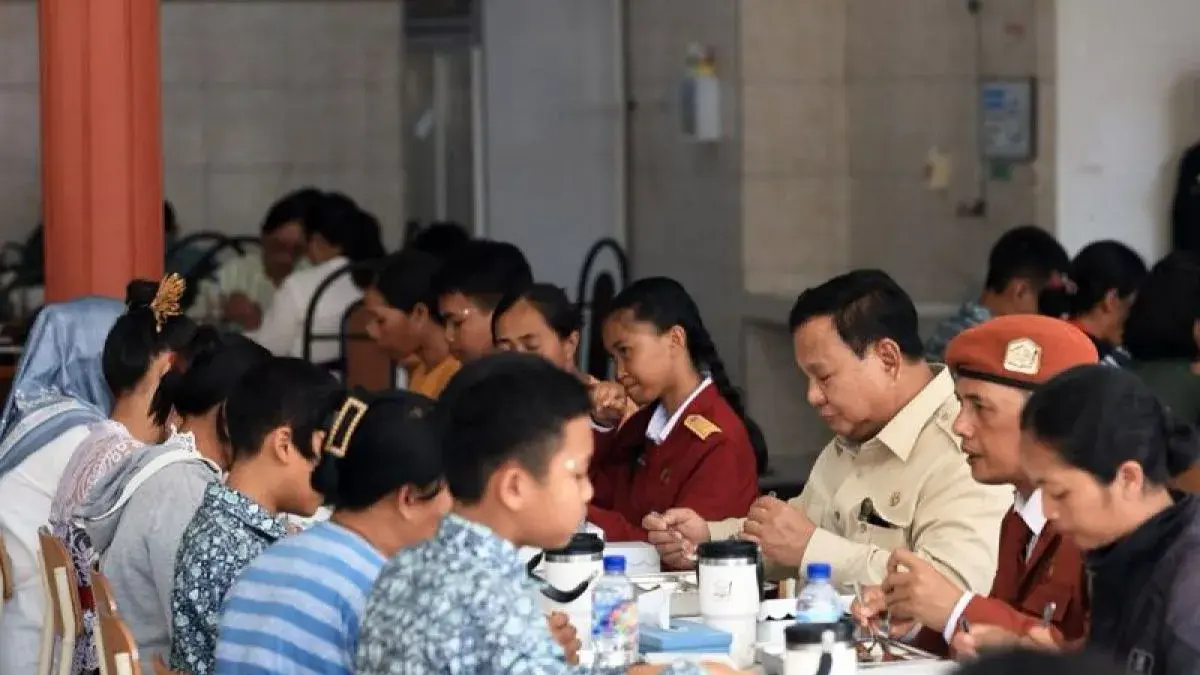 Presiden Prabowo Subianto menikmati makan siang bersama para siswa Sekolah Rakyat Menengah Pertama (SRMP) 17 Tabanan, Bali, Minggu (7/6/2026) ANTARA/HO-Bakom RI/am.