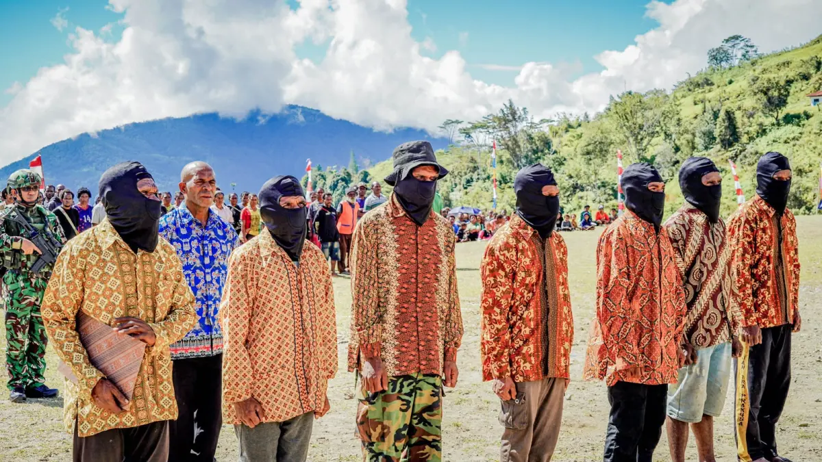 Prosesi pengikraran kesetiaan dan penyerahan senjata tersebut berlangsung di Lapangan Distrik Kiwirok, Kabupaten Pegunungan Bintang, Papua Pegunungan, Rabu, 10 Juni 2026. (Ceposonline.com/Koops TNI Habema).