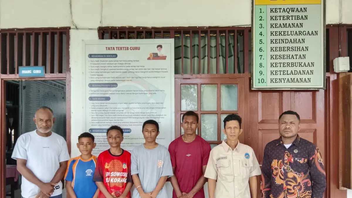 Siswa SMP Urfas saat memberikan klarifikasi terkait unggagan video dugaan adanya ulat dalam menu MBG di Waropen, Kamis (11/6/2026).(Ceposonline.com/dokumen)