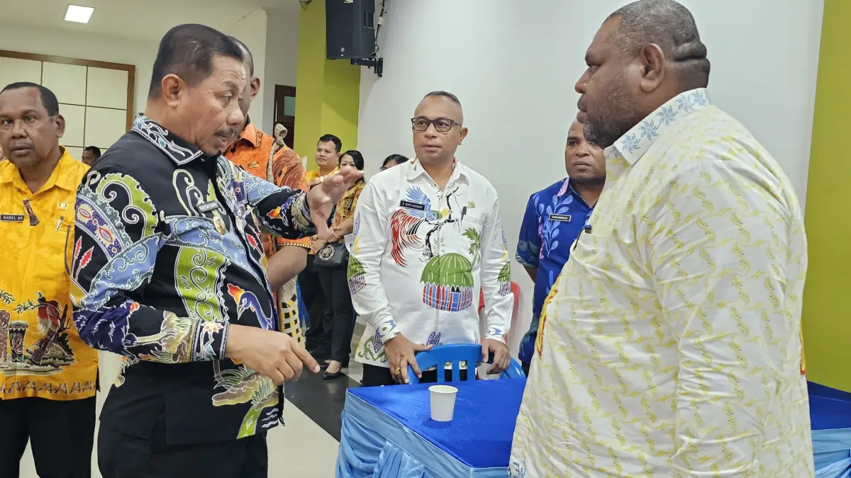 Wakil Wali Kota Jayapura, Rustan Saru saat berbincang santai dengan pimpinan OPD. (CEPOSONLINE.COM/HANS PALEN).